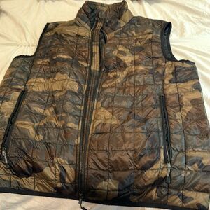 The north face camo vest size small excellent condition